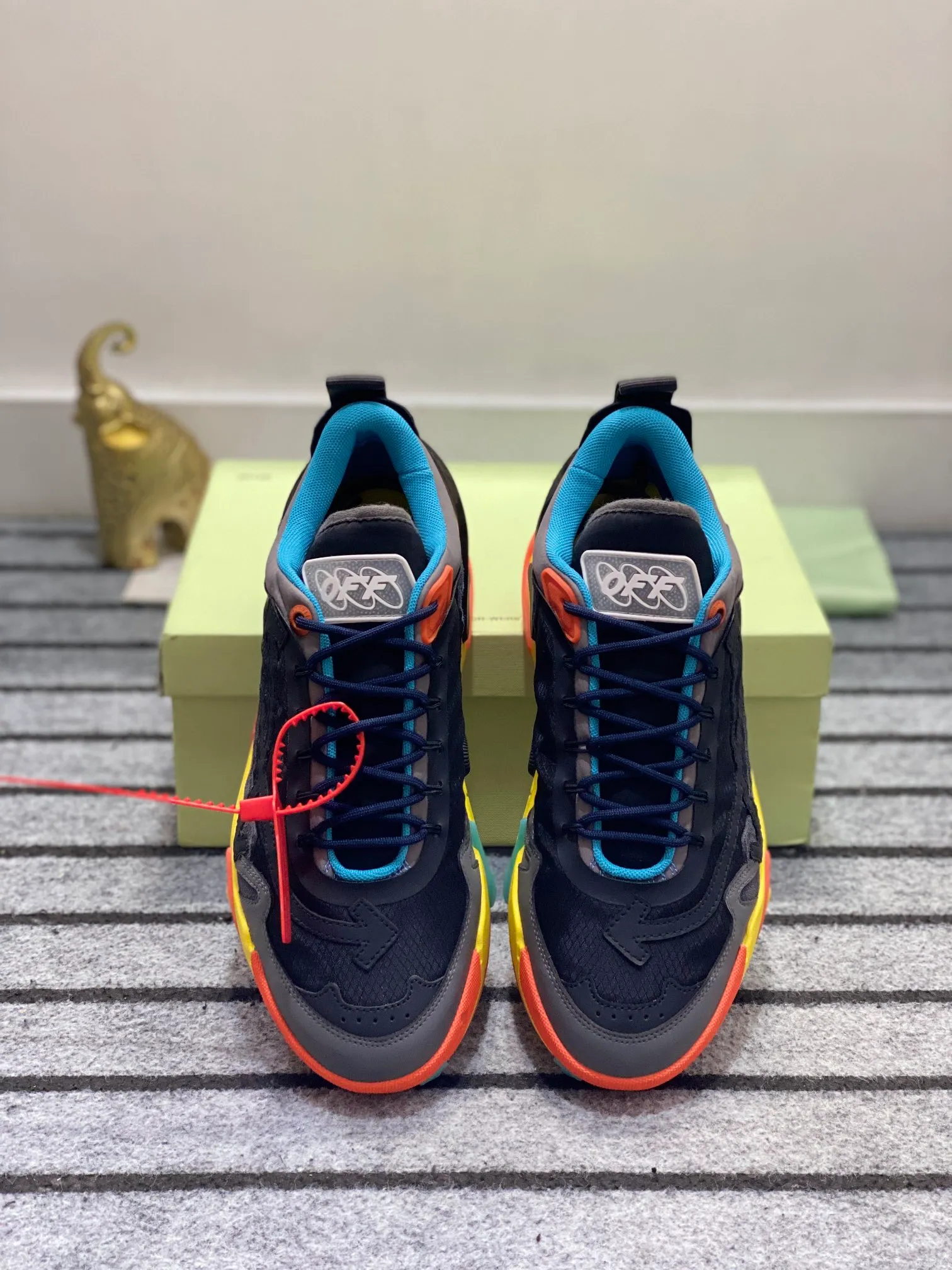 Men's shoes 💰640🌼【New】High-end boutique-OFF-WHITE x Air Jordan】1 The joint shoe design has been highly concerned by everyone. The new shoes are shown in the popular Chicago bull white and yellow LOGO color scheme. The shoe body is made of cowhide stitching and other materials. In addition to the X hidden on the inside of the leather, the oversized Swoosh, OFF-WHITE for Nike, and Air Jordan 1Birth information and the word AIR are displayed on both sides of the shoe, and OFF-WHITE's iconic details can be seen on the TPU sole and insole. You can choose a pair if you like the style. Size: 38-45 (45 customized